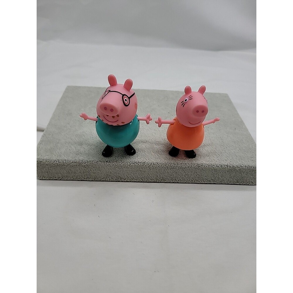 Vintage Peppa Pig Lot of 2 Figures Peppa Daddy Pig Mummy Pig  2003 3"
